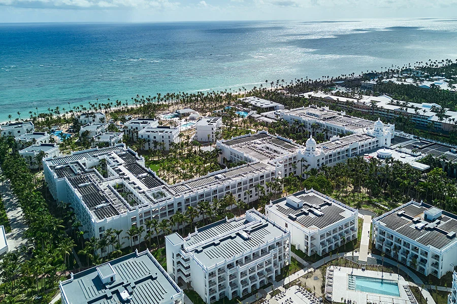 Vista aérea hacia el mar del hotel Riu Palace Bávaro en La Altagracia, República Dominicana.