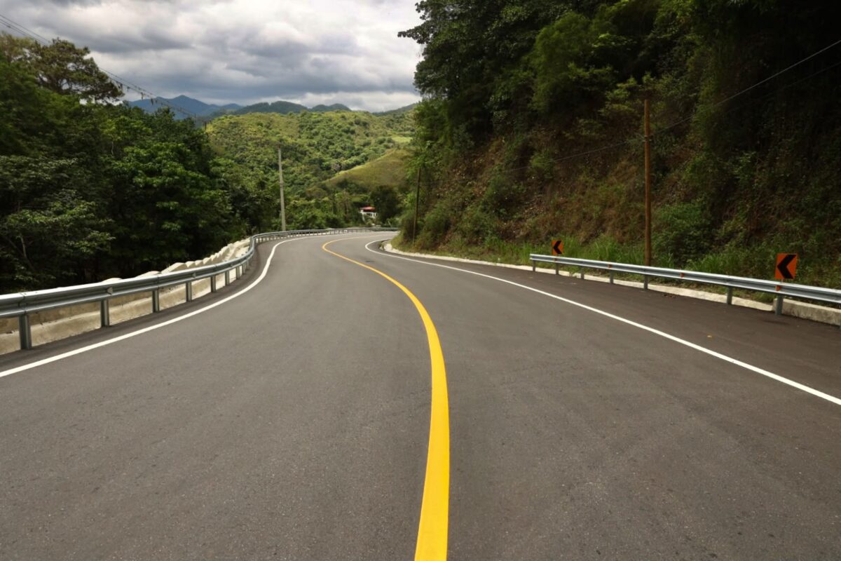 Vista de la nueva carretera y del nuevo puente sobre el arroyo La Vaca.