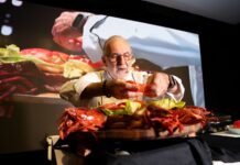 Casa de Campo cierra la cuarta edición de su Food & Wine Festival con un sábado agotado y fuegos artificiales sobre Minitas Beach Hubert Keller, chef francés que llevó a Fleur de Lys, en San Francisco a ser uno de los grandes restaurantes de Estados Unidos, regresó al Casa de Campo Food & Wine Festival con una extravagante hamburguesa surf and turf de wagyu con langosta de Maine, queso brie y trufa.