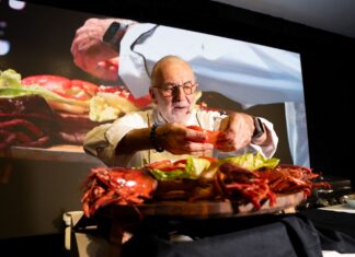 Casa de Campo cierra la cuarta edición de su Food & Wine Festival con un sábado agotado y fuegos artificiales sobre Minitas Beach Hubert Keller, chef francés que llevó a Fleur de Lys, en San Francisco a ser uno de los grandes restaurantes de Estados Unidos, regresó al Casa de Campo Food & Wine Festival con una extravagante hamburguesa surf and turf de wagyu con langosta de Maine, queso brie y trufa.