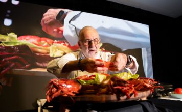 Casa de Campo cierra la cuarta edición de su Food & Wine Festival con un sábado agotado y fuegos artificiales sobre Minitas Beach Hubert Keller, chef francés que llevó a Fleur de Lys, en San Francisco a ser uno de los grandes restaurantes de Estados Unidos, regresó al Casa de Campo Food & Wine Festival con una extravagante hamburguesa surf and turf de wagyu con langosta de Maine, queso brie y trufa.
