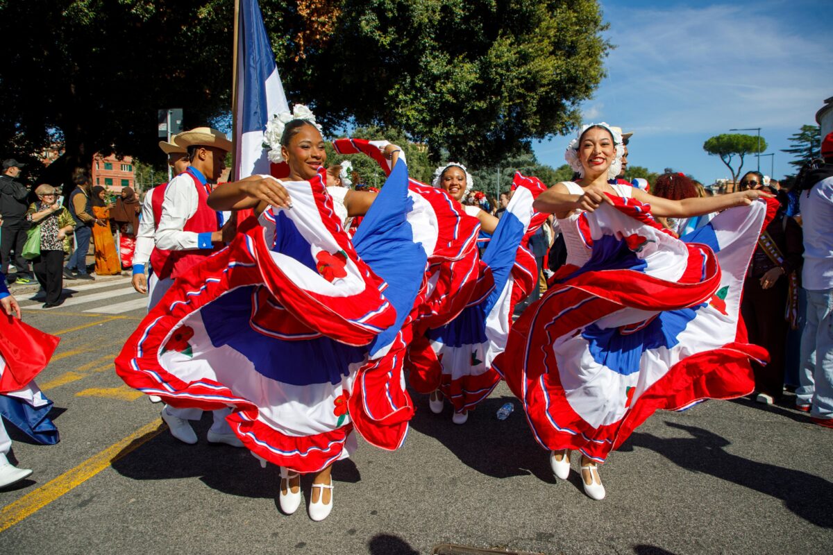 La Parada dominicana en Roma incluyó música, bailes típicos y vestimentas con los colores patrios, para promover la cultura dominicana y fortalecer los vínculos con Italia.