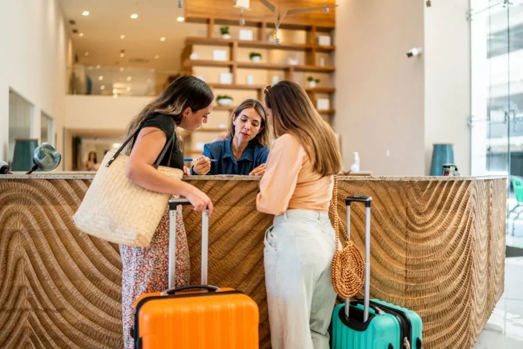 La IATA y la Alianza Mundial para la Hostelería Sostenible firman un acuerdo que busca unificar criterios ambientales y sociales en las licitaciones hoteleras de las aerolíneas