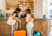 Aerolíneas y hoteles unen fuerzas para hacer más sostenible la contratación de alojamiento La IATA y la Alianza Mundial para la Hostelería Sostenible firman un acuerdo que busca unificar criterios ambientales y sociales en las licitaciones hoteleras de las aerolíneas