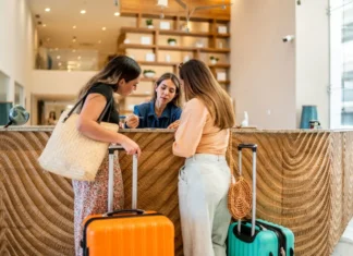 Aerolíneas y hoteles unen fuerzas para hacer más sostenible la contratación de alojamiento La IATA y la Alianza Mundial para la Hostelería Sostenible firman un acuerdo que busca unificar criterios ambientales y sociales en las licitaciones hoteleras de las aerolíneas