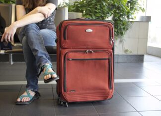Estados Unidos exigirá declaración sanitaria a viajeros y aplaza cambios en el reporte de demoras aéreas La orden que exige una declaración sanitaria a viajeros fue emitida el 22 de octubre por los Centros para el Control y la Prevención de Enfermedades (CDC), dependientes del Departamento de Salud y Servicios Humanos, como parte de las medidas para reducir el riesgo de introducción del ébola en territorio estadounidense.